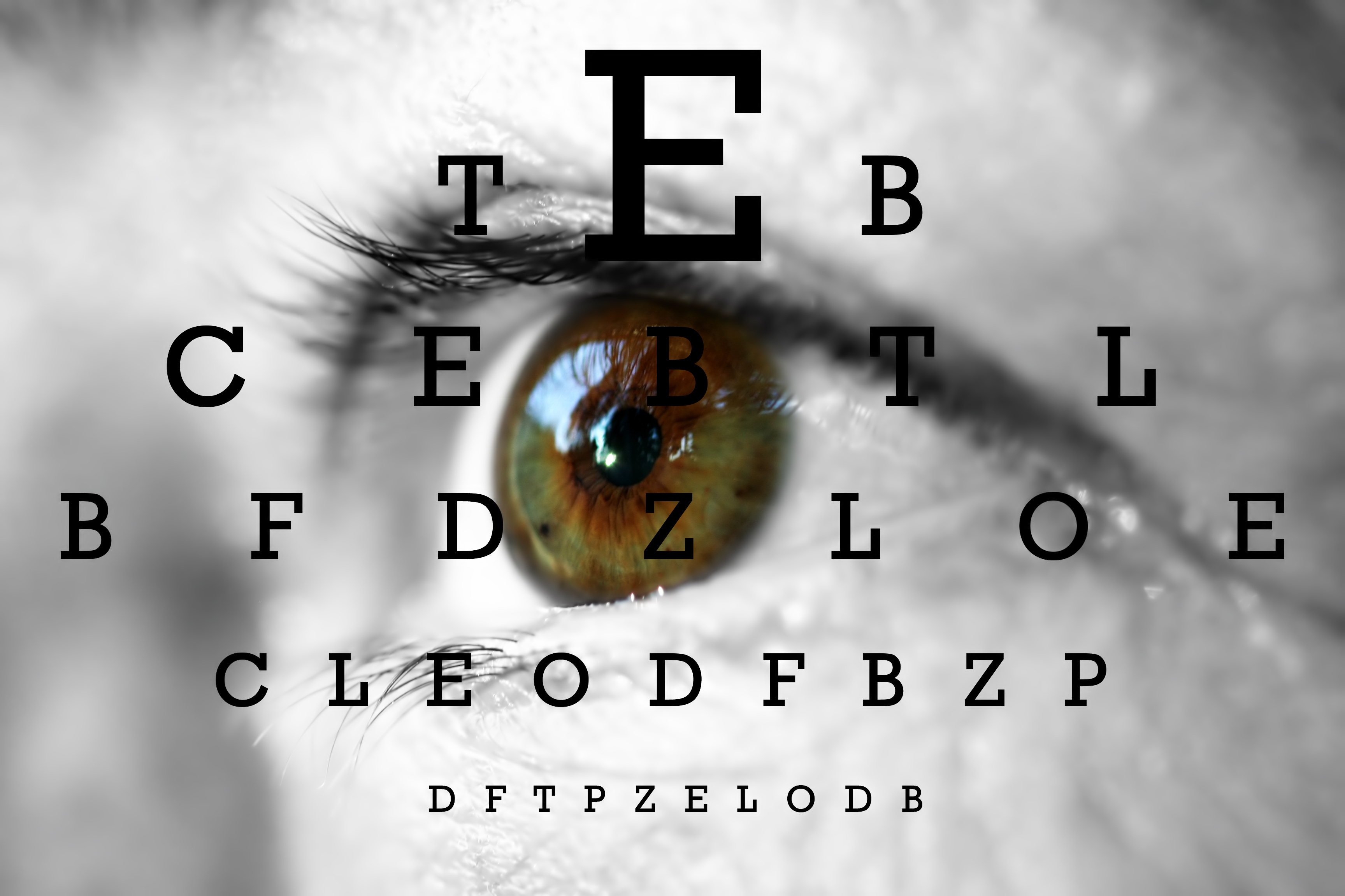 szem előtérben a látásélességet vizsgáló táblára emlékeztető, csökkenő méretű betűkkel