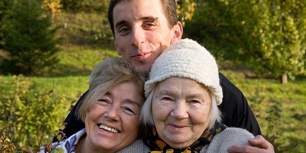 Egy fiatal férfi, egy középkorú és egy idős hölgy csoportképe